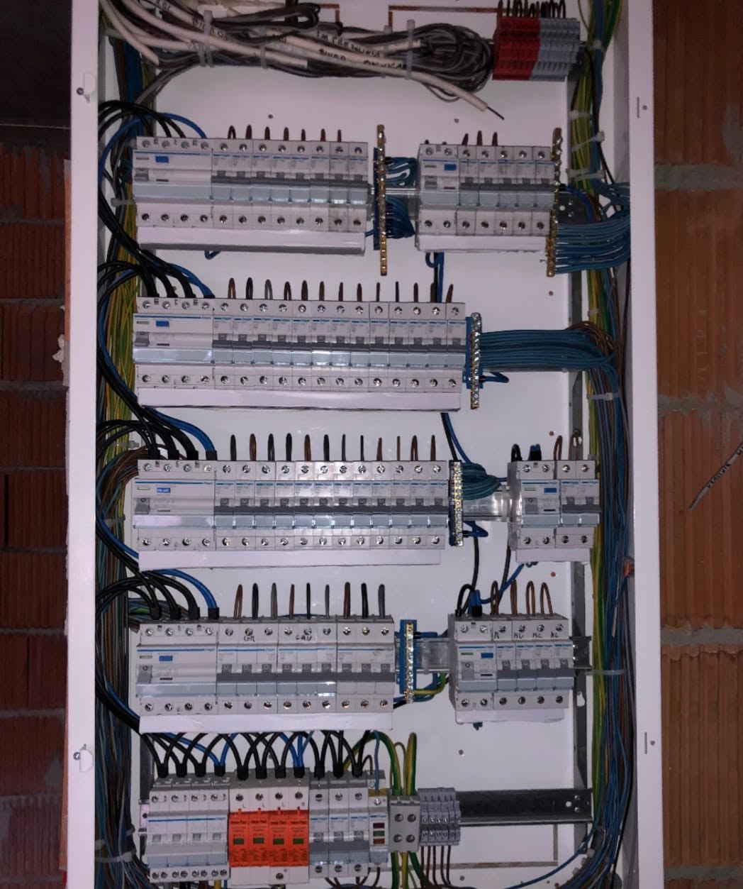Rozdzielnica elektryczna z wyłącznikami nadprądowymi i różnicowoprądowymi — zdjęcie 1 z 6