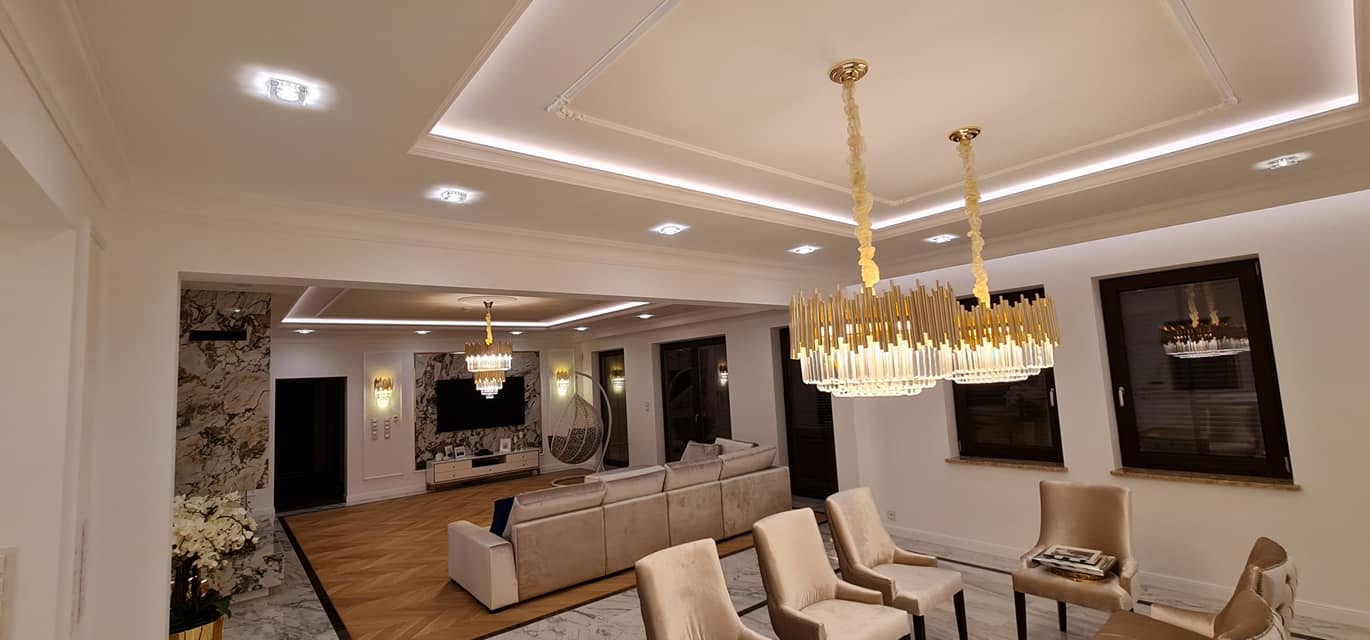 Wnętrze willi z instalacją elektryczną i oświetleniem wykonanym przez Connect — zdjęcie 1 z 5